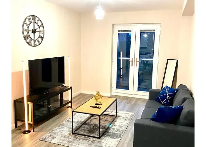 Cozy Two Bed With Juliet Balcony And Free Secure Parking