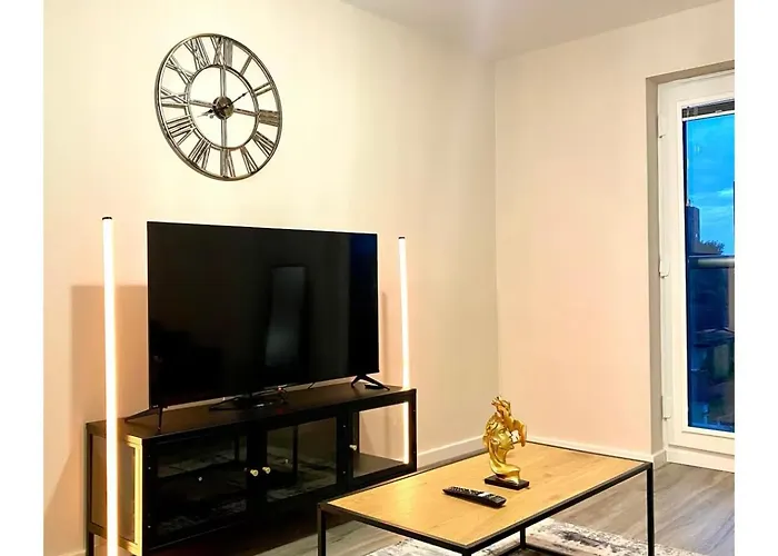 Cozy Two Bed With Juliet Balcony And Free Secure Parking